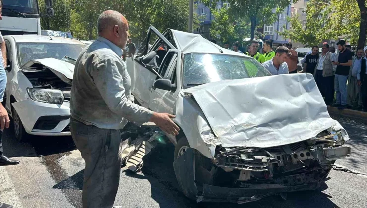 Şanlıurfa’da kırmızı ışıkta bekleyen araçlara tır çarptı, 3 kişi yaralandı