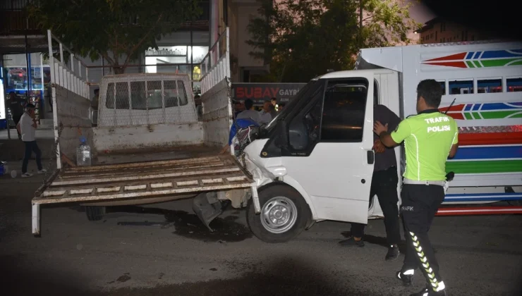 Siverek’te Kamyonetlerin Çarpışması Sonucu 4 Kişi Yaralandı